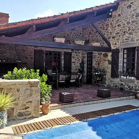 Holiday home Maison Familiale Avec Piscine Et Grand Jardin Chateaumur