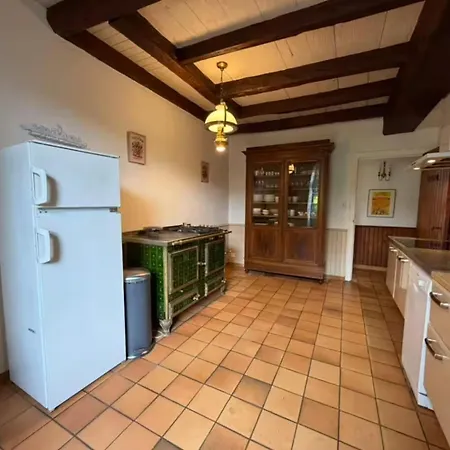 Maison Familiale Avec Piscine Et Grand Jardin Holiday home *