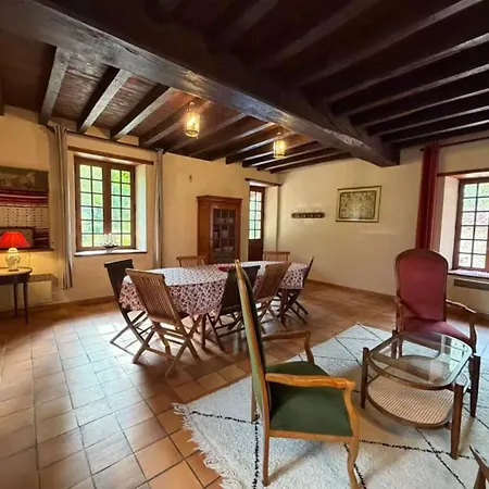 Maison Familiale Avec Piscine Et Grand Jardin Holiday home Chateaumur