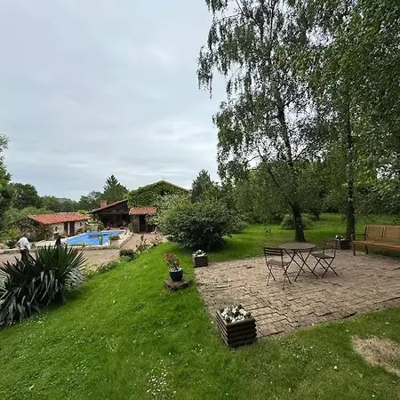 Maison Familiale Avec Piscine Et Grand Jardin Holiday home *