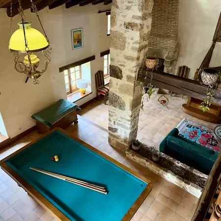 Holiday home Maison Familiale Avec Piscine Et Grand Jardin Chateaumur