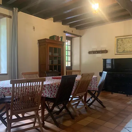 Maison Familiale Avec Piscine Et Grand Jardin Holiday home *